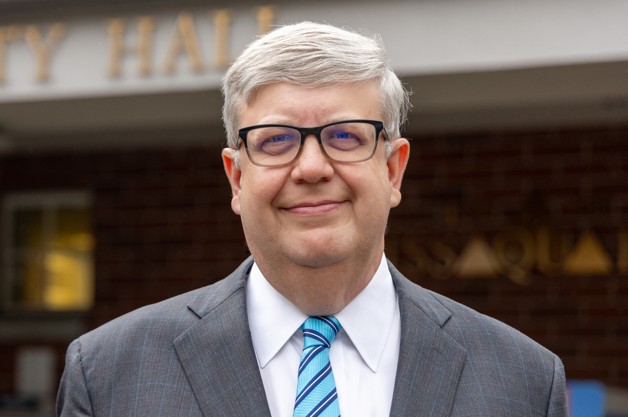 Man wearing glasses and suit.
