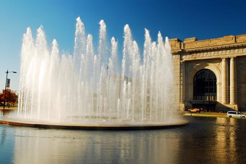 Bloch Fountain in front of Union Station gushing water