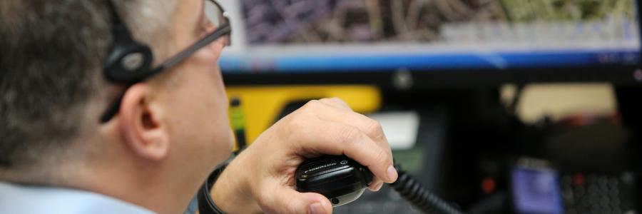 911 operator using a handheld radio