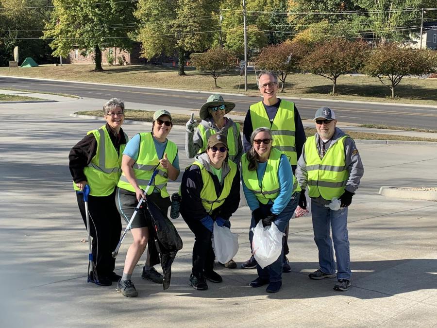 Plog cleanup volunteers posing for a group photo